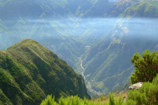 Die Schlucht zwischen zwei Bergen auf Madeira