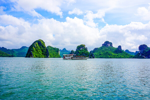 Die majestätische Landschaft Vietnams mit dicht bewachsenen Steinen, die aus dem Wasser herausragen
