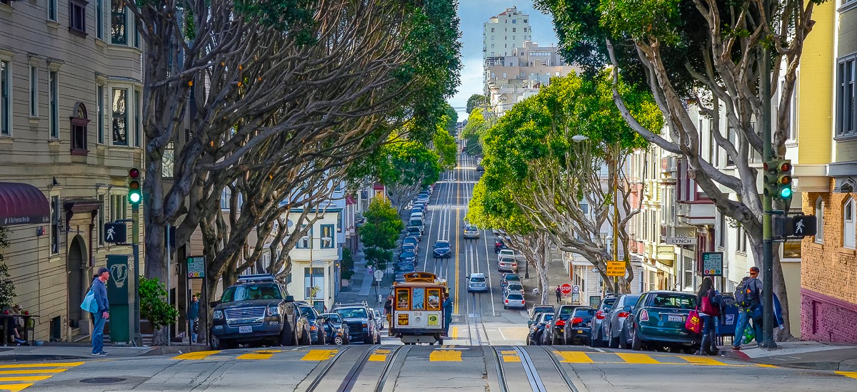 Die Straßenbahn fährt durch San Francisco