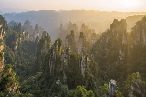 Die Zhangjiajie Berge – Monolithen, die hoch in den Himmel ragen und mit Grün bewachsen sind