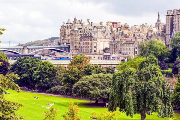 Edinburgh Castle liegt majestätisch über der Stadt