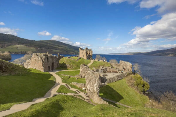 Urquhart-Castle thront über dem Loch Ness